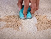 إزاى تنظفى بقع السجاد استعدادا للعيد؟ 4 حيل لو مش عاوزة تغسليه