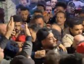 أحمد العوضى يفاجئ أهالى إمبابة ويشاهد فهد البطل برفقة المئات على أحد المقاهى