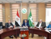 إغلاق طريق أبوسمبل بسبب حادث تصادم أتوبيس وشاحنة نقل جنوب أسوان