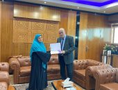 رئيس ميناء القاهرة الجوى يكرم عاملة لأمانتها وتسلميها مبلغا ماليا للشرطة