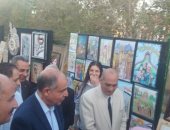 محافظ المنيا يتفقد معرضا فنيا للطلبة خلال حفل الإفطار السنوى للمعلمين