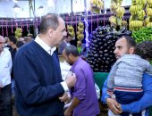 محافظ سوهاج يتفقد منافذ بيع المحال التجارية والخضار للتأكد من توافر السلع