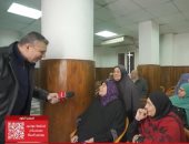 عمرو الليثي يجبر بخاطر سيدات بدار المسنين ويقدم لهن جوائز ببرنامج "أجمل ناس"