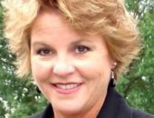 وفاة الكاتبة الأمريكية ليزا جين سميث صاحبة "مذكرات مصاص دماء"