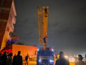 الانتهاء من رفع سيارة "تريلا" اصطدمت بشرفة منزل فى كفر شكر