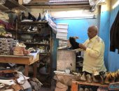 حكاية "صانع أحذية" فى الدرب الأحمر ورث المهنة عن والده وعلمها لابنه.. صور