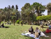 مئات الأسر يفترشون المسطحات الخضراء للاحتفال بالعيد.. صور