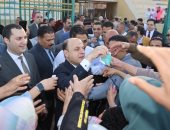 محافظ كفر الشيخ يوزع الورود والهدايا على المواطنين احتفالا بعيد الفطر.. صور