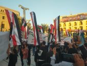 الآلاف يؤدون صلاة عيد الفطر المبارك بمسجد الإمام الحسين ويرفعون أعلام فلسطين