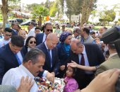 محافظ القاهرة يوزع الحلوى والهدايا على الأطفال بالحديقة الدولية.. صور