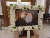 بدء توافد أباء الكنيسة على عزاء الأنبا باخوميوس بمصر الجديدة.. صور