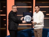 عمرو الليثى يكرم مصطفى شعبان لنجاح "حكيم باشا" وتصدره نسب المشاهدة بقناة الحياة
