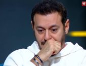 مصطفى شعبان يبكى عند الحديث عن وفاة أخيه فى برنامج واحد من الناس (فيديو)