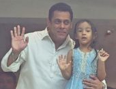 سلمان خان يحتفل بعيد الفطر مع جمهوره من خلف زجاج مضاد للرصاص.. فيديو
