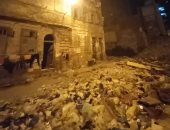 انهيار عقار قديم فى حى الجمرك بالإسكندرية ووجود ضحايا تحت الأنقاض.. صور