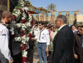 محافظ الجيزة يضع إكليلًا من الزهور على النصب التذكارى لشهداء نزلة الشوبك