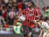 ميلان ضد فيورنتينا.. شوط مثير ينتهي بتقدم الفيولا 2-1 في الدوري الإيطالي