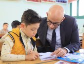 وزير التعليم يزور 3 مدارس بالحوامدية في الجيزة لمتابعة انتظام الدراسة.. محمد عبد اللطيف: لن نتوانى عن تقديم كل سبل الدعم للمعلمين والطلاب فى المدارس.. إتاحة أرقام جلوس الدبلومات الفنية ومقرات اللجان