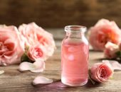 8 فوائد لاستخدام ماء الورد في العناية بالبشرة.. سر طبيعي لتوهج يدوم
