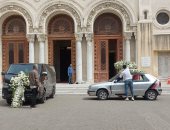 صليب من الورد على سيارة جثمان ميشيل أحد فى الإسكندرية.. فيديو وصور