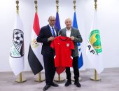 أبو ريدة يلتقي نظيره الفرنسي فيليب ديالو ويهديه درع الاتحاد وقميص المنتخب