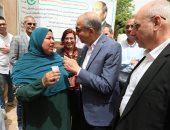 محافظ المنيا يرفع المعاناة عن كاهل أسرة ويمنحها شقة.. اعرف التفاصيل.. فيديو