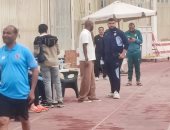 حديث جانبى بين أيمن عبد العزيز وزيزو فى مران الزمالك اليوم 