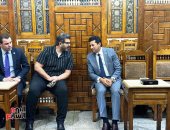 وزير الشباب والرياضة يقدم واجب العزاء في شقيقة نقيب الصحفيين