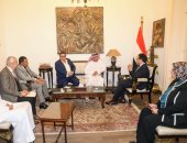 وزير الثقافة يعقد اجتماعًا موسعًا مع الهيئة العربية للمسرح