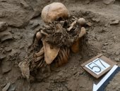 العثور على رفات رجال ونساء وأطفال دُفنوا كأبطال بحفر دائرية فى بيرو