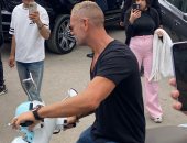 تامر هجرس بالاسكوتر فى جنازة والدة زوجة رامي صبري .. صور