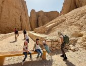 ألوان خالدة ونقوش ساحرة.. سحر مقابر الملوك يبهر السياح فى الأقصر.. صور