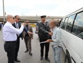محافظ القاهرة يسحب رخص سيارات مخالفة بمحيط موقف السلام الجديد.. صور