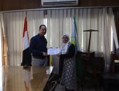 رئيس هيئة النظافة والتجميل بالجيزة يكرم موظفة لبلوغها سن المعاش