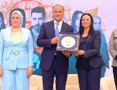وزيرة التضامن تكرم محمد السعدى وفريق عمل مسلسل لام شمسية