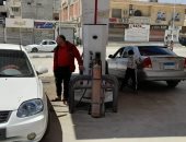 محافظ شمال سيناء يتابع انتظام العمل بمواقف السيارات ومحطات الوقود