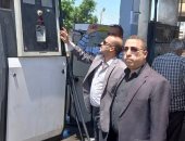 رئيس مدينة سوهاج تتابع مواقف السيارات وتوجه بالالتزام بالتعريفة الجديدة