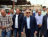 محافظ الإسماعيلية يتابع ميدانيًّا التزام السائقين بالتعريفة الجديدة
