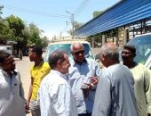 محافظ أسوان يتابع خطوط السيرفيس ومحطات الوقود