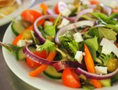 كيف تتحول السلطة من وجبة خفيفة إلى عبء غذائي؟.. 7 أخطاء تفقدها قيمتها الصحية