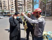 انتشار بائعو السعف أمام كنائس الإسكندرية وسط أجواء الاحتفال بأحد الشعانين