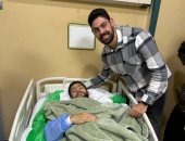 أحمد القندوسى يزيل الجبس بعد الاطمئنان على جراحة الساق
