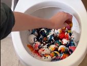 سيدة أمريكية تثير الجدل بتلوين البيض بمرحاض الحمام.. صور 