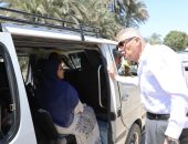 محافظ أسوان يستفسر من المواطنين على التعريفة الجديدة بعد زيادة الوقود