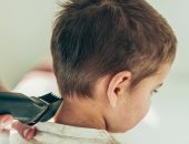 العناية بالشعر مش بس للبنات.. 5 خطوات هتساعدك على العناية بشعر ابنك