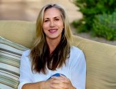 جولى كلارك امرأة تعيش أصغر 20 عاماً بسبب روتين "عكس الشيخوخة".. ما هو