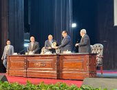 رئيس جامعة القاهرة يهدى مفيد شهاب درع الجامعة فى ختام ندوة "ملحمة استرداد طابا"