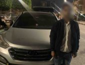 ضبط طالب يعبر الرصيف للطريق البطيء بسيارة ويصور نفسه..فيديو