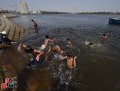 مواطنو كراتشى يلجأون إلى الأنهار هربا من ارتفاع درجات الحرارة