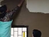 عشان الحر.. مديرة كلية بالهند تطلى جدران الفصول بروث الأبقار.. فيديو